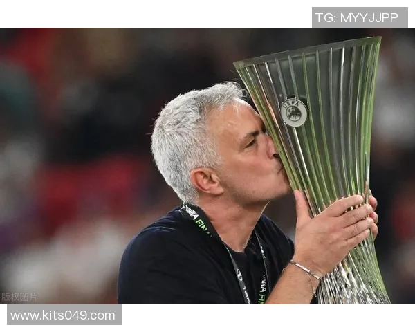 欧联杯费耶诺德比赛因恶劣天气推迟至明晨三点重新开球